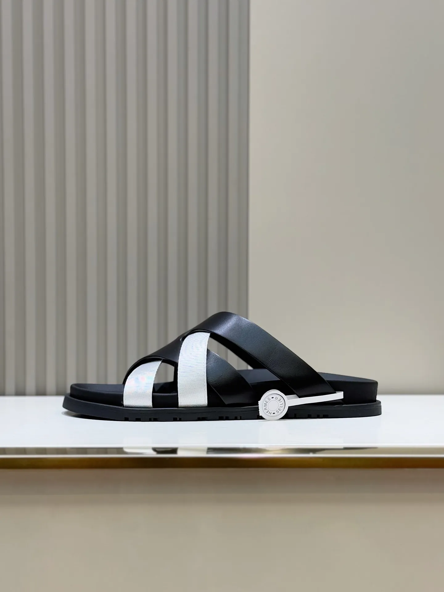 Batch 280 Hermes men's Kazimir slippers - top quality woven calfskin functional sandals, with interwoven uppers inspired by the "H" iconic pattern to create a casual look, perfect for summer. Imported cowhide + cowhide lining + rubber outsole Size: 38-44 (.45.46 customized)